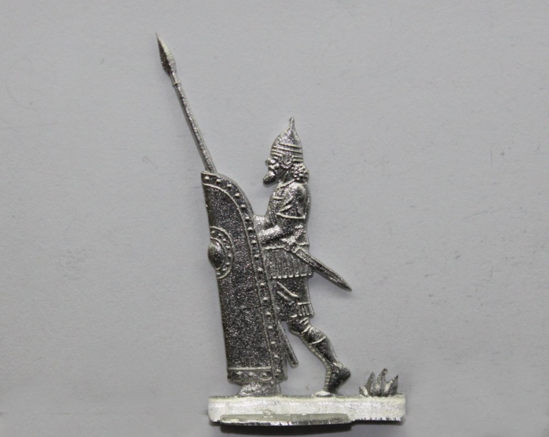 assyrischer Krieger mit Speer und Schild, vorgehend